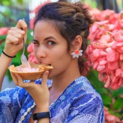 mujer joven feliz tomando helado, uno de los postres en HolguÃ­n, Cuba.