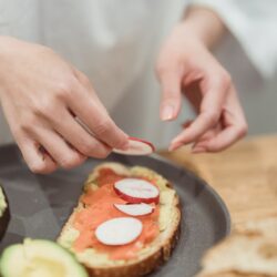 Mujer preparando un sandwich