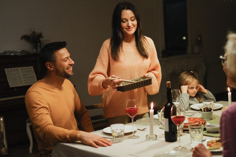 Familia compartiendo un picadillo cubano